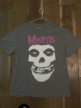 Short Sleeve Graphic Tee in Gray wit Pink Logo